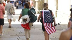 Dos peregrinas con las banderas de M�xico y Estados Unidos enfilando esta semana la r�a do Franco
