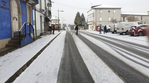 Tejados y coches con un manto blanco se vean este mircoles en Abadn.