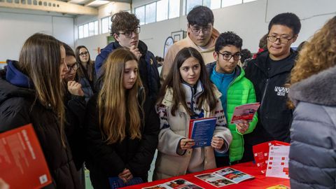 Varios j�venes atienden a una explicaci�n en la feria de las universidades de Cee