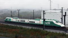 El tren laboratorio S�neca, circulando al lado del cambiador de ancho de Taboadela, a 16 kil�metros de Ourense