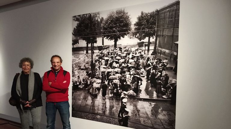 Ana Muller y Jos� Ferrero, ante una foto con un d�a de mercado en Ferrol en los a�os 60.