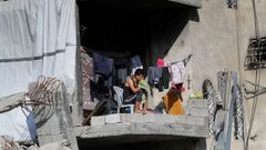 Un palestino en su casa de Ciudad de Gaza, destruida.