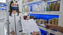 Entrega del certificado en la Farmacia Pintos, en la avenida das Fonti�as, una de las 16 boticas de Lugo que los emite