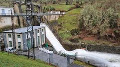 Iberdrola abri las compuertas de la presa de Gustolas, en A Pobra de Trives, tras la subida del caudal provocada por la borrasca Herminia.