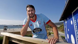 Dani Abalo, posando con la camiseta del Celta, en una fotografa de archivo.