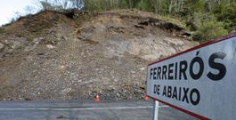 Esta ladera sufre desprendimientos desde principios de a�o y una parte de los escombros vana parar al r�o Ferreir�s. 