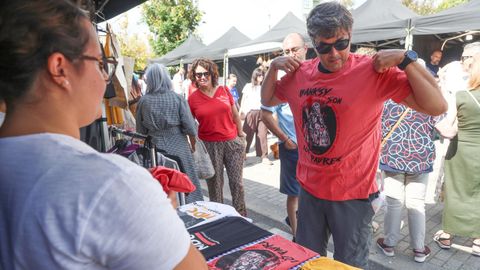 Los puestos de la feria, muy concurridos el domingo por la ma�ana