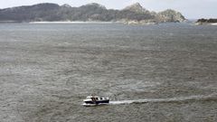 Un pesquero artesanal navegando por la Costa da Vela, en la zona pontevedresa de Cangas, en una imagen de archivo