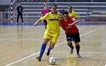 Dos jugadoras disputan el bal�n en el partido de ayer.