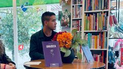 Andrs Pavn en la librera Entrelibros en la presentacin de su poemario