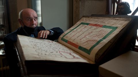 Ismael Velo muestra uno de los 27 libros corales del siglo XVIII que guarda en bolsas de pl�stico para intentar frenar su deterioro