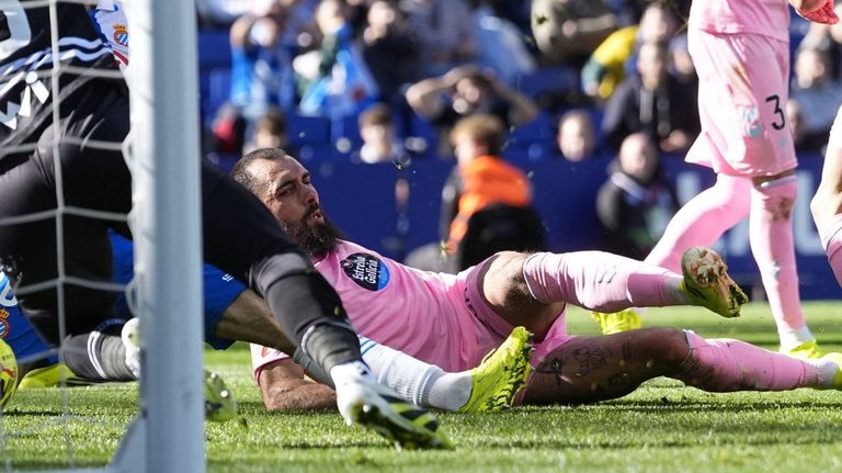 Borja Iglesias, en el momento de anotar el gol que fue anulado.