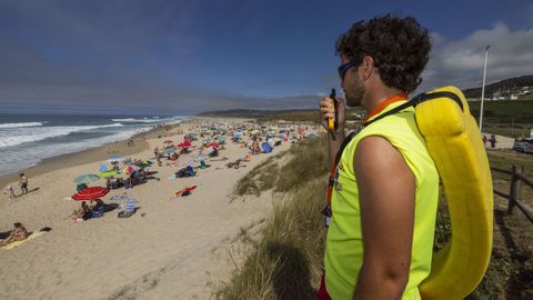 Un socorrista realiza labores de vigilancia en la playa de Razo, Carballo.
