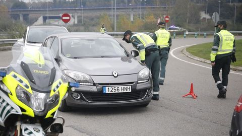 Agente de la Guardia Civil controlan el cierre perimetral de Lugo