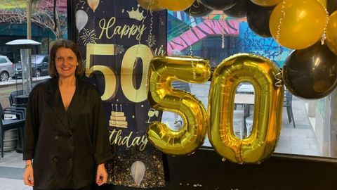 Sonia Romero en su fiesta de 50 cumplea�os, en la que su pareja le entreg�, de sorpresa, el anillo de compromiso.