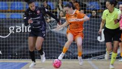 Sandra Pumares pisa el bal�n en Vista Alegre ante la portuguesa Jenny, del Castro