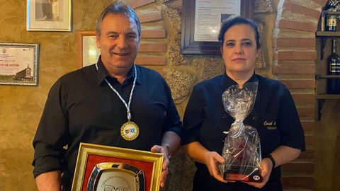 Los propietarios del establecimiento cambad�s con los premios y las medallas.