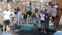 Las familias de acogida de Barbanza posaron con los nios saharauis en el parque de Rianxo