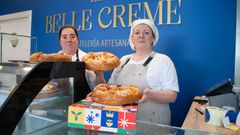 Ana L&oacute;pez y su empleada Silvia Fern&aacute;ndez en su pasteler&iacute;a La Belle Cr&egrave;me, donde llevan despachando roscones todo el mes de diciembre.