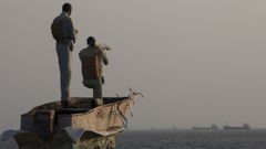 Una estatua que representa a militares velando por el estrecho de Ormuz en una playa iran�