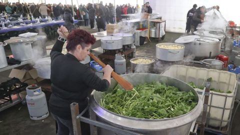 Preparando el cocido de Feira do Grelo de Xestoso.
