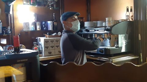 Un hostelero prepara un caf� el d�a de la reapertura