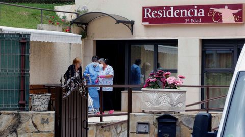  La detecci�n de un caso positivo de coronavirus de una usuaria de un geri�trico privado de la localidad de Cand�s, en Asturias, ha obligado a evacuar a sus veinte residentes