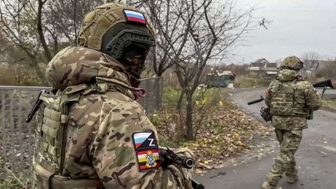 Dos militares rusos patrullan por la aldea de Korenevo, en la regin del Kursk