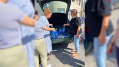 El Ayuntamiento de A Pobra do Broll�n reparte garrafas de agua entre las personas consideradas como vulnerables 