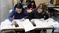 Dos aspirantes preparan el examen de oposici�n en una academia de Santiago
