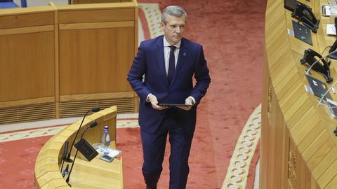 El presidente de la Xunta, Alfonso Rueda, dirigi�ndose al estrado del Parlamento, durante el debate sobre el estado de la autonom�a, este mi�rcoles.