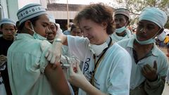 Vacunaci�n contra el t�tanos en Indonesia