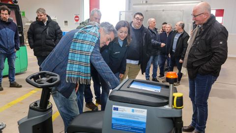 La conselleira Marta Villaverde, en la lonja de Testal con miembros de la cofrad�a y representantes pol�ticos