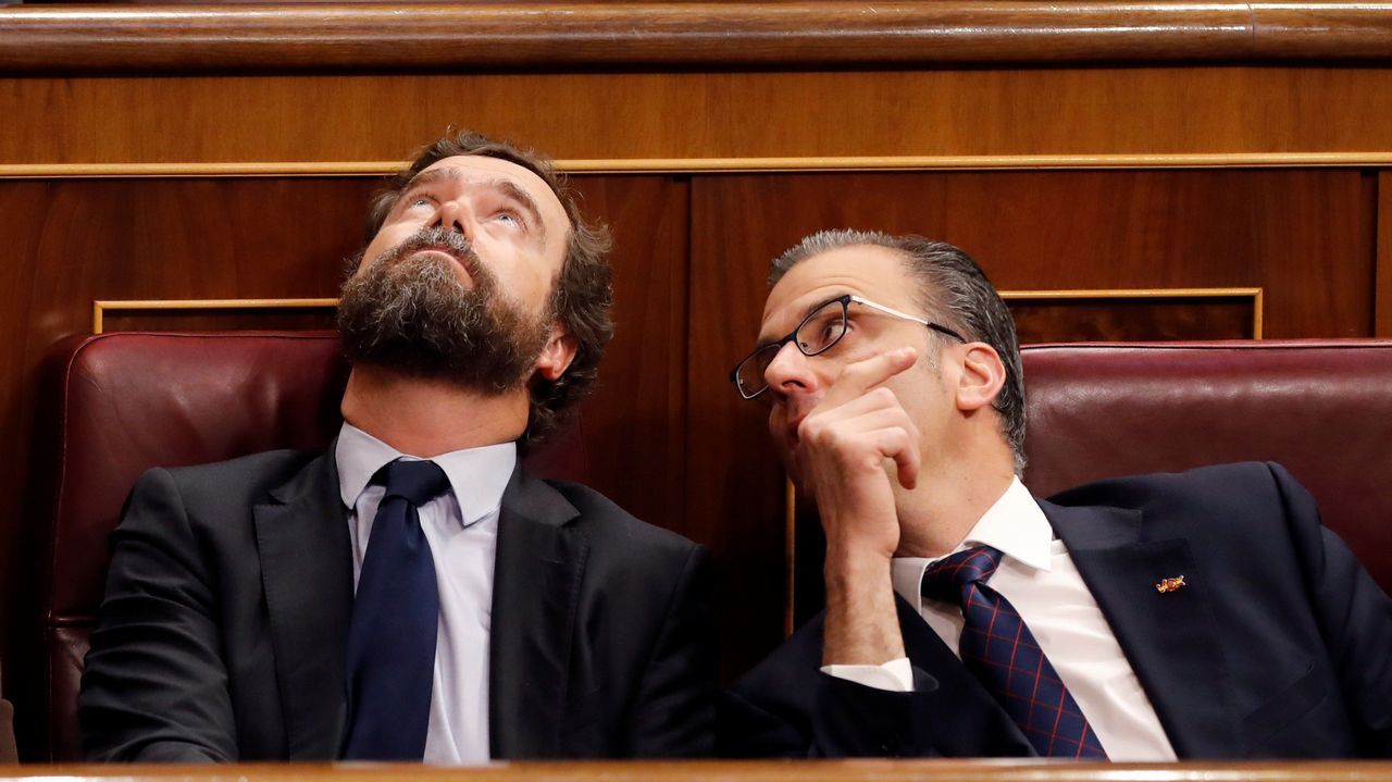 Los críticos de Vox acusan a Abascal de ordenar que los acosen en las redes