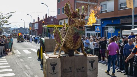 Desfile de tractores engalanados en la Festa da Pataca de Coristanco del pasado año.