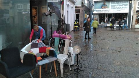 Labores de limpieza en negocios del centro de Viveiro