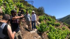 Un momento de la filmaci�n en los vi�edos de la bodega R�goa, en la ribera de Amandi