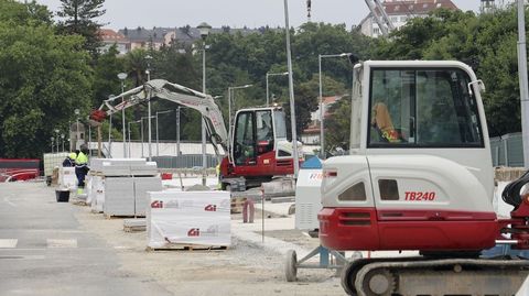 Maquinaria en la zona donde se pavimenta con losas de granito el nuevo paseo.