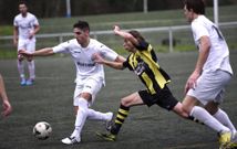 El centrocampista Mayor salva la entrada de un jugador del Bertamir�ns B en Vimianzo. 