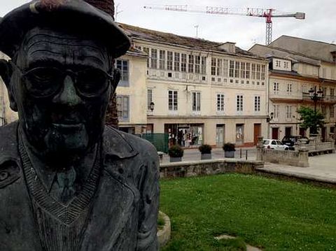 Al fondo, el edificio de bajo y dos plantas, con sus galer�as. 