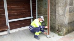 Trabajos de instalaci�n de una marquesina en Vilardev�s