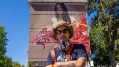 El artista Tirso Paz, Buble Gum, pintado un mural del programa municipal Vigo, ciudad de color, en avenida Castelao, 30.