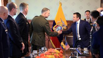 El presidente ecuatoriano, Daniel Noboa, saludando al comandante del Comando Sur de Estados Unidos, general Francis L. Donovan, el pasado lunes, en Quito.