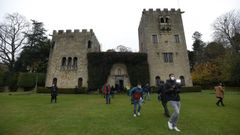 Periodistas en el pazo de Meir�s el 10 de diciembre, d�a en que se realiz� la entrega oficial de las llaves al Estado