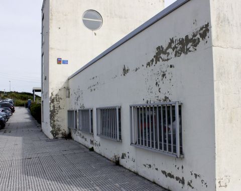 Al pabell�n de Ciencias da Educaci�n se le cae la pintura de las paredes.