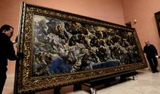 Dos operarios trasladan el cuadro antes de colgarlo en el vest�bulo del museo.