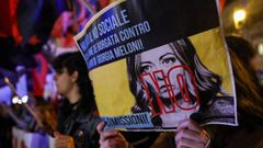 Una persona sostiene una pancarta con la imagen de la primera ministra Giorgia Meloni cruzada con la palabra  No , mientras los partidarios del  No  al refer�ndum constitucional sobre la reforma judicial celebran su victoria en Roma, Italia.