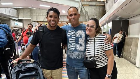 Jes�s Villalba, Eduardo Su�rez y Andrea Rivera en el aeropuerto en Venezuela.