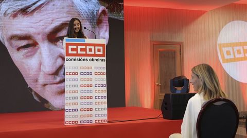 Yolanda D�az escucha a su hija Carmela, en el acto de homenaje a su padre, Suso D�az