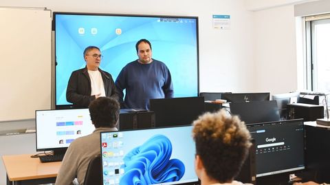 O director de A Ta Xanela, Iaki Castieira (dereita), na sa visita desta semana aos estudantes do ciclo formativo que farn prcticas na sa empresa